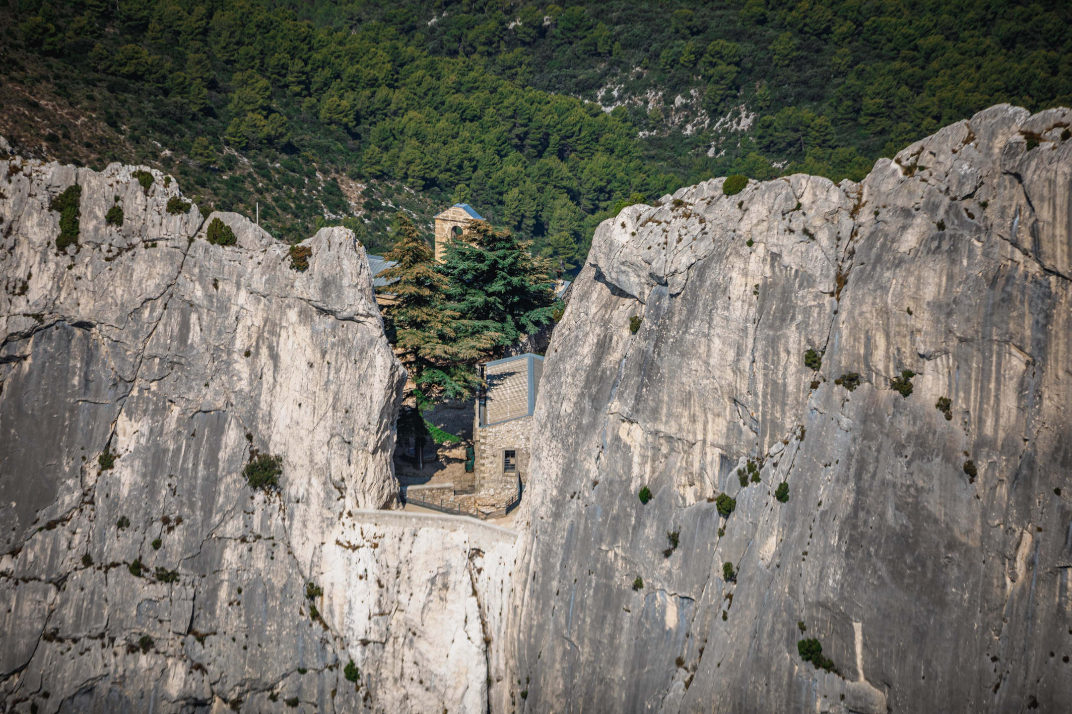 Evasion pédestre dans les montagnes de Provence -662e6c6e65170: 

type: diap

0: /